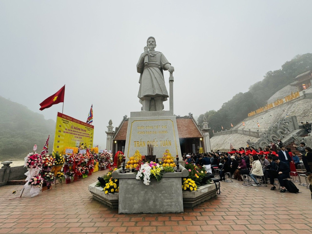 Quang cảnh lễ khánh thành và gắn biển công trình Đền thờ Trần Hưng Đạo tại đảo Trần.