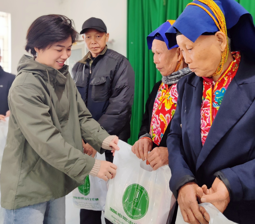 Thành viên của Quỹ Thiện nguyện Hà Thảo Mộc tặng quà cho người dân có hoàn cảnh khó khăn tại xã Kỳ Thượng (TP Hạ Long) tháng 1/2024.