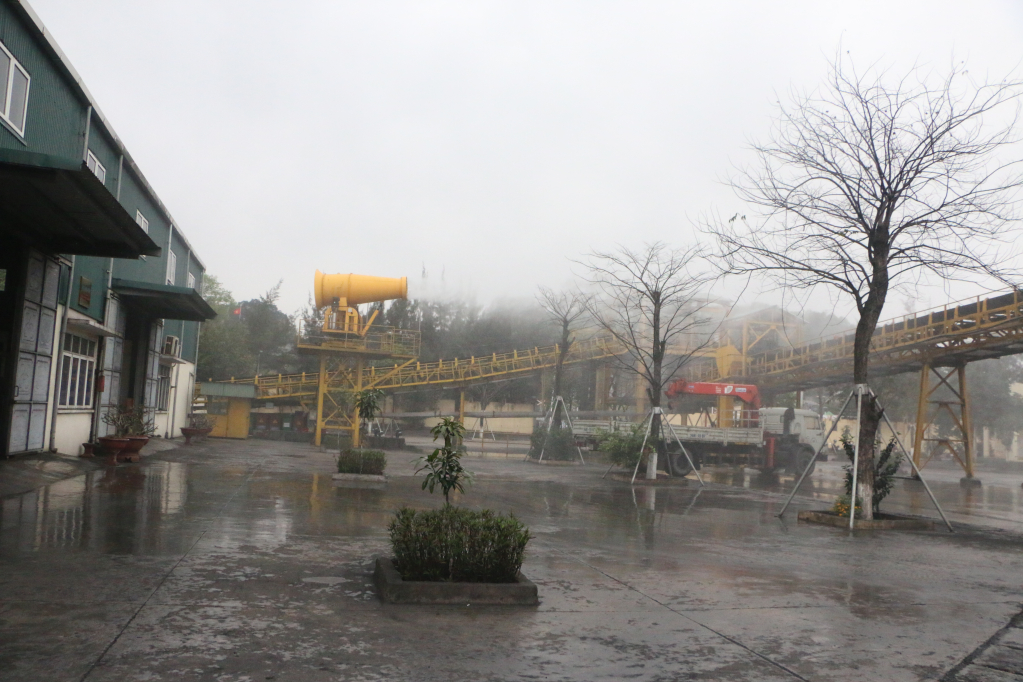 Hệ thống phun sương dập bụi cao áp hoạt động hiệu quả tại Nhà máy tuyển than và cảng Cửa Ông.