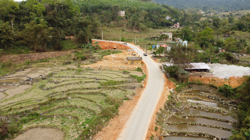 Những con đường liên thôn, liên xã của huyện Bình Liêu được mở rộng từ sự đóng góp hiên đất của nhân dân.