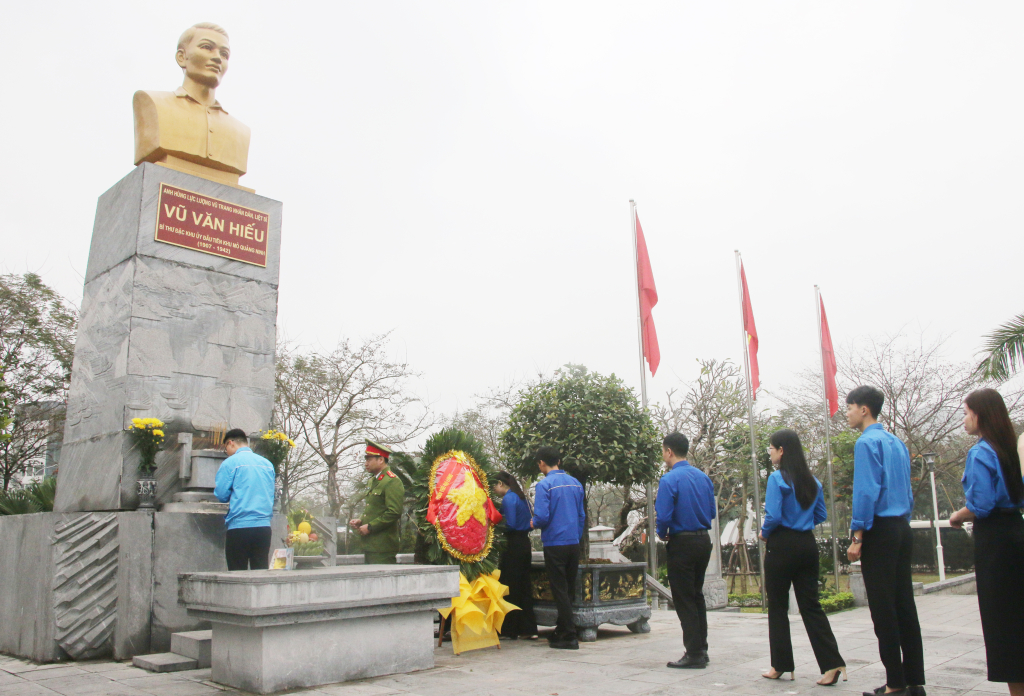 Các đại biểu và đoàn viên thanh niên dâng hương tại Tượng đài đồng chí Vũ Văn Hiếu, Bí thư Đặc khu ủy đầu tiên của Khu mỏ Quảng Ninh.