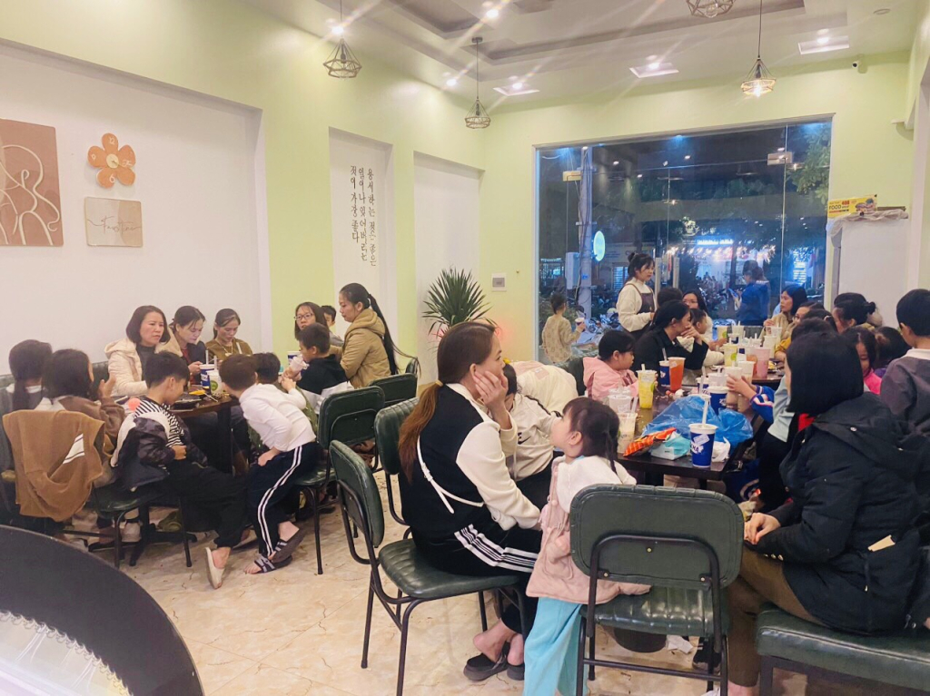 MờS Tea tại số 160 phố Lỷ A Cỏong, thị trấn Đầm Hà luôn đông khách vào các buổi tối