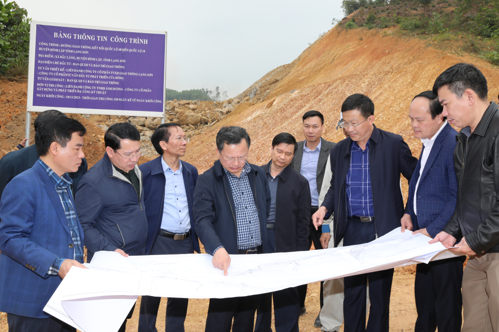Đồng chí Cao Tường Huy, Chủ tịch UBND tỉnh, chỉ đạo tiến độ thi công đường tỉnh 342 qua địa bàn huyện Ba Chẽ.