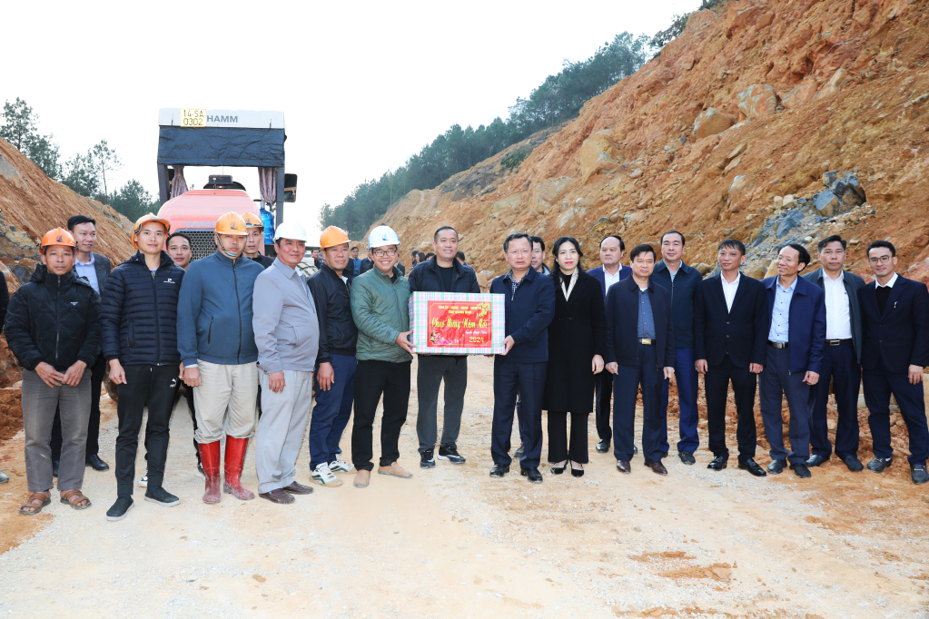 Đồng chí Cao Tường Huy, Chủ tịch UBND tỉnh, tặng quà, động viên cán bộ, công nhân kỹ thuật thi công dự án tuyến đường Húc Động - Đồng Văn đi Cao Ba Lanh (Bình Liêu), ngày 14/2/2024.