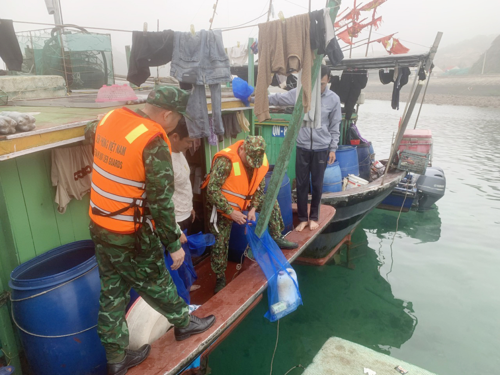 Tuyên truyền, hướng dẫn ngư dân các biện pháp thu gom, xử lý rác thải trên biển. (Anh do đơn vị cung cấp)