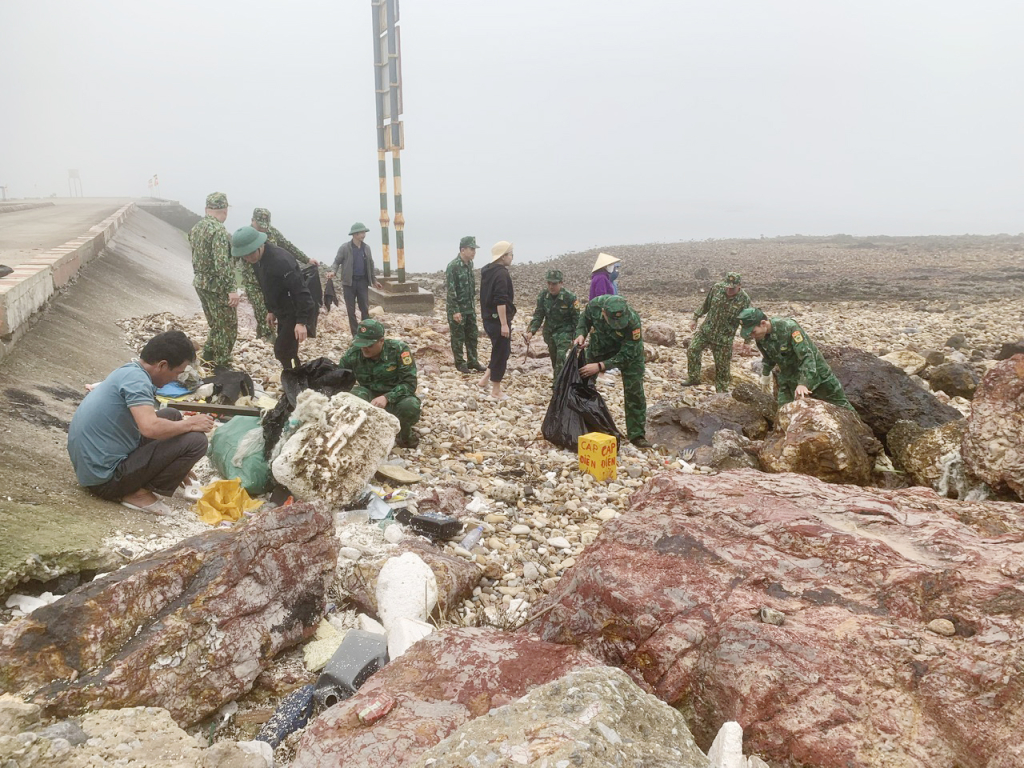 Lực lượng tình nguyện thu gom rác thải khu vực bờ biển. (Ảnh do đơn vị cung cấp)