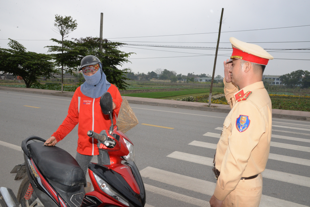 Đội CSGT-TT Công an TX Quảng Yên kiểm tra phương tiện tham gia giao thông trên địa bàn.