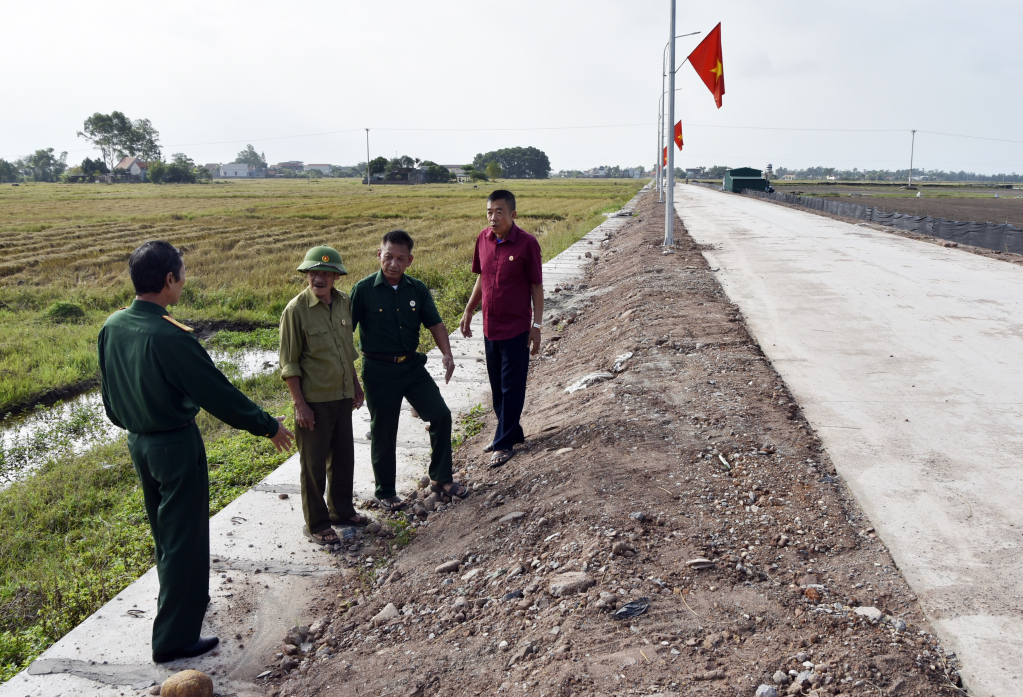 Hội CCB xã Hải Đông, TP Móng Cái tham gia giám sát việc hiến đất thực hiện làm tuyến đường giao thông ở thôn 7 xã Hải Đông.