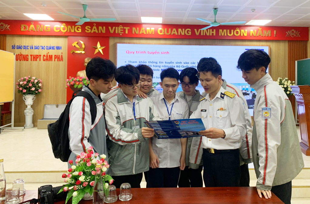 Cán bộ Lữ đoàn tuyên truyền chỉ tiêu tuyển sinh tại trường THPT Cẩm Phả.
