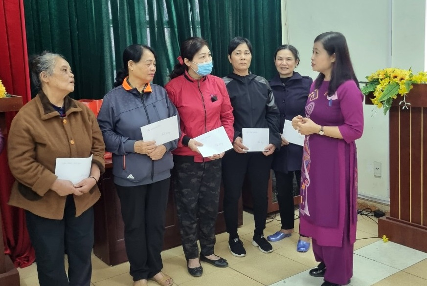 Hội Phụ nữ phường Cao Thắng hỗ trợ các hội viên có hoàn cảnh khó khăn mua thẻ BHYT.