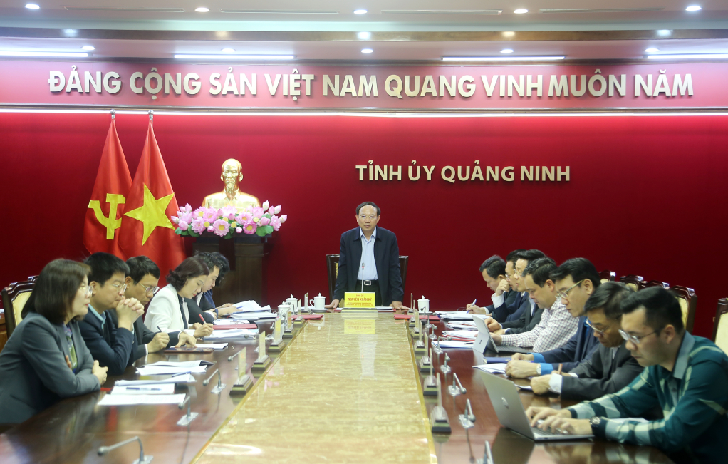 Đồng chí Nguyễn Xuân Ký, Ủy viên Trung ương Đảng, Bí thư Tỉnh ủy, Chủ tịch HĐND tỉnh, chủ trì cuộc hop.