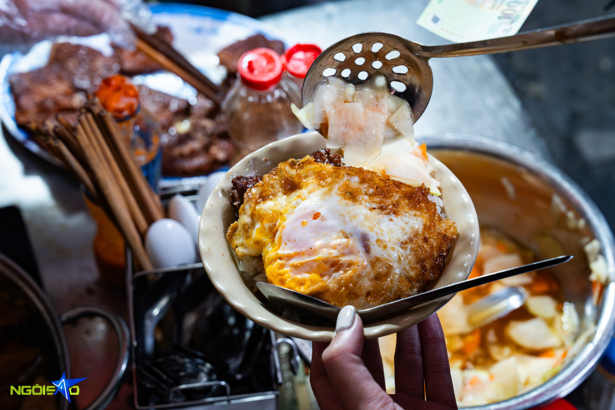 Hanoi's sticky rice and fried pate: a 2-hour breakfast favorite