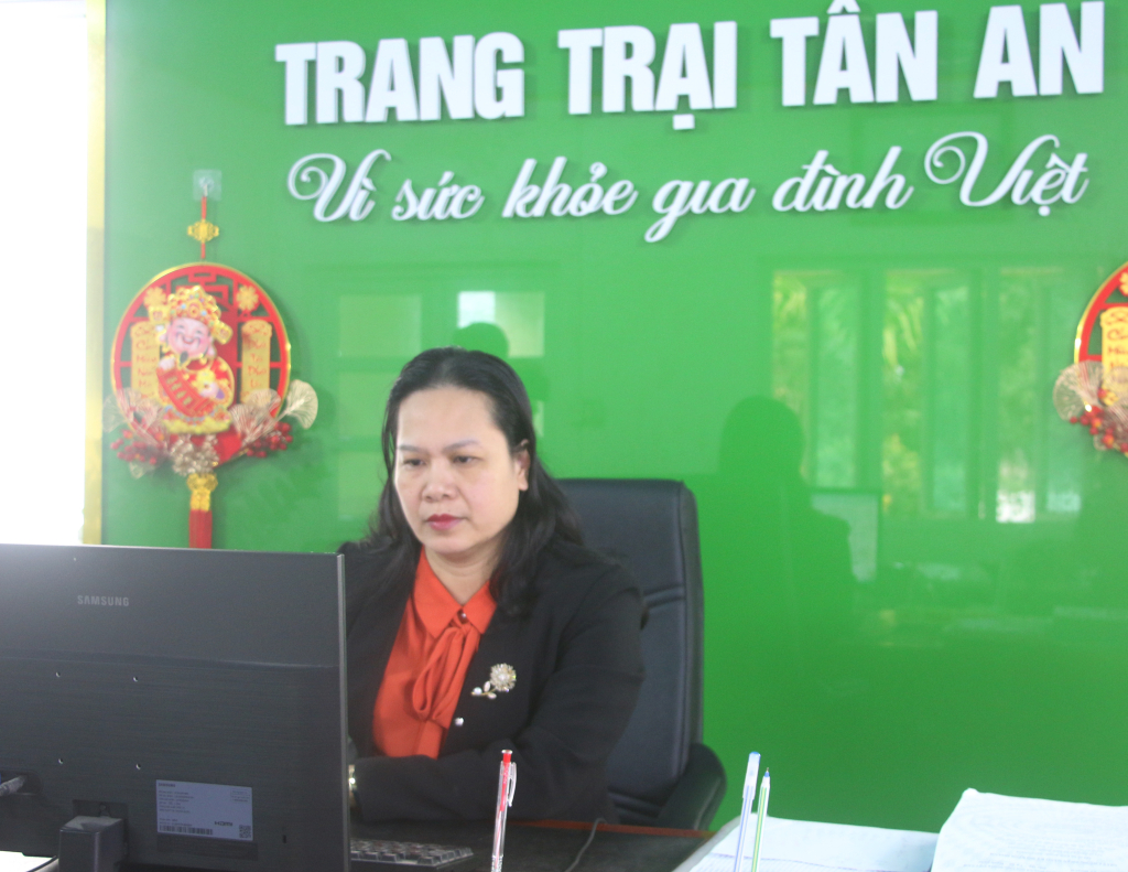 Doanh nhân Phạm Thị Nguyệt Dung luôn không ngừng học hỏi, nghiên cứu phát triển những nông sản sạch, an toàn.