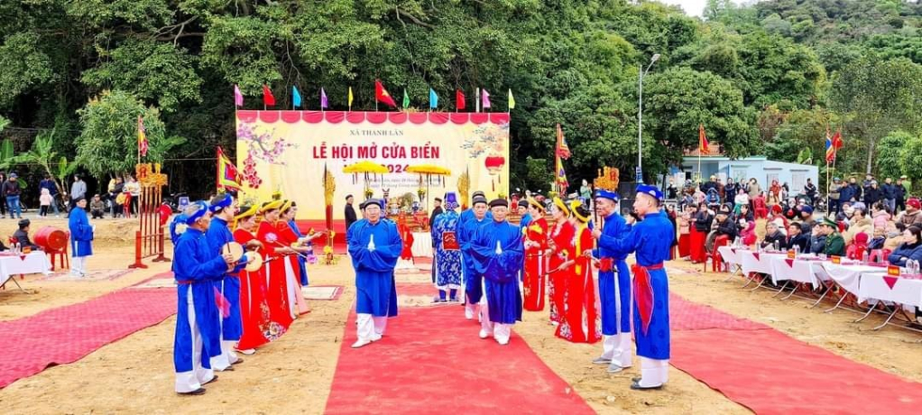 Lễ hội Mở cửa biển lần đầu tiên được tổ chức tại xã Thanh Lân đã trở thành điểm nhấn văn hoá, thu hút du khách.