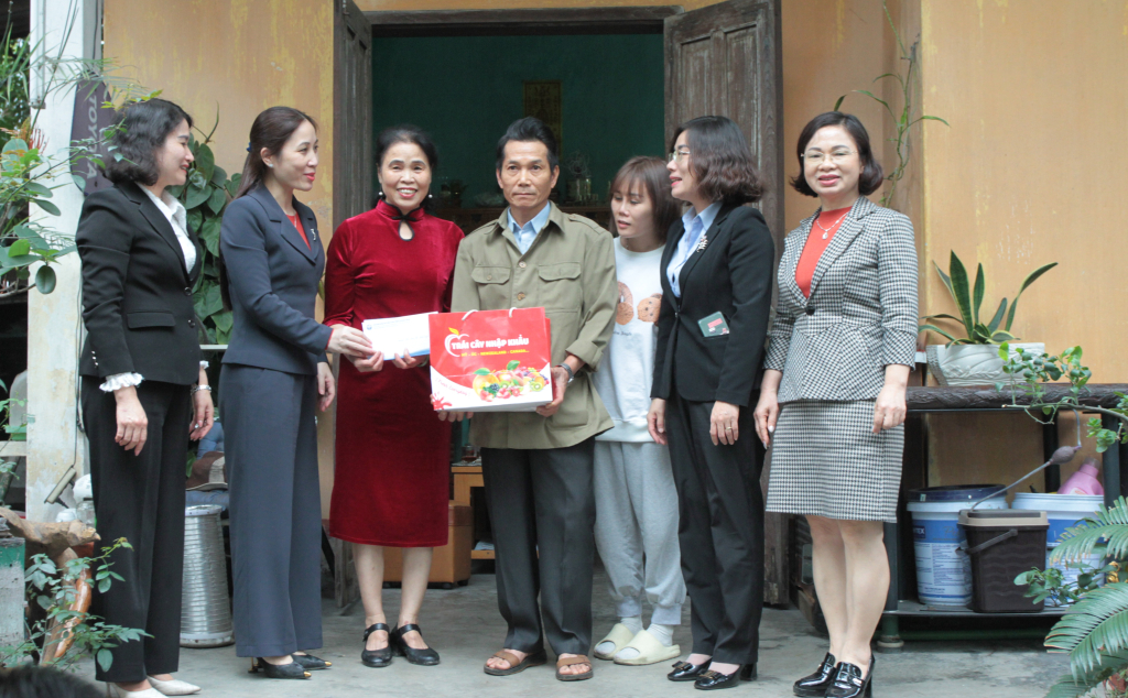 Đoàn công tác tặng quà cho gia đình hội viên phụ nữ ở phường Cẩm Trung, TP Cẩm Phả.