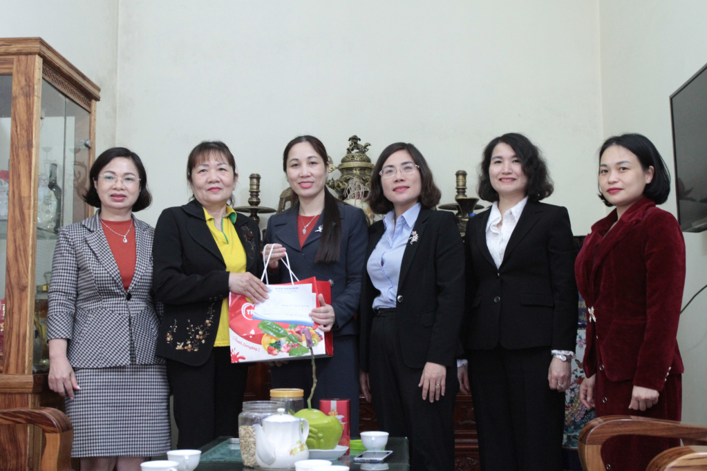 Đoàn công tác tặng quà cho hội viên phụ nữ tích cực vì cộng đồng ở Cẩm Thành, TP Cẩm Phả.