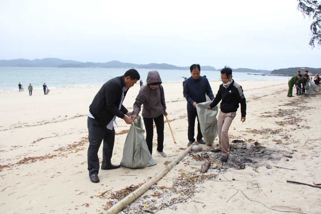Đoàn công tác tham gia làm sạch bãi biển tại huyện đảo Cô Tô.