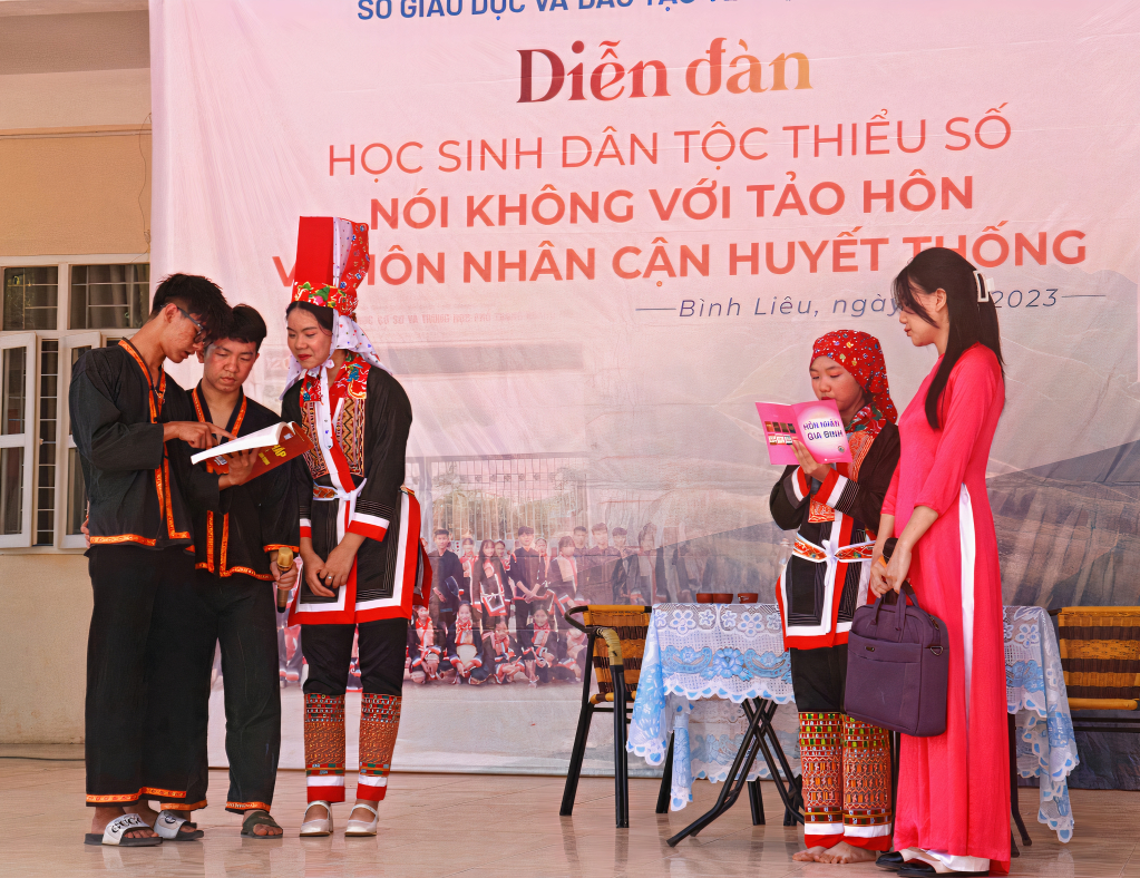 Sở GD-ĐT tỉnh tổ chức diễn đàn học sinh DTTS nói không với tảo hôn, hôn nhân cận huyết thống cho học sinh trường THCS-THPT Hoành Mô (huyện Bình Liêu).