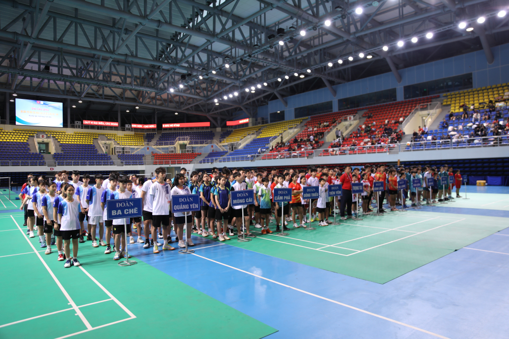 272 học sinh - vận động viên, 85 huấn luyện viên, thành viên đoàn của 13/13 đơn vị huyện, thị xã, thành phố trong tỉnh tham gia HKPĐ lần thứ XI.