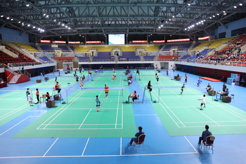Các VĐV tham gia thi đấu, tranh tài trong ngày đầu tiên môn cầu lông HKPĐ tỉnh lần thứ XI.