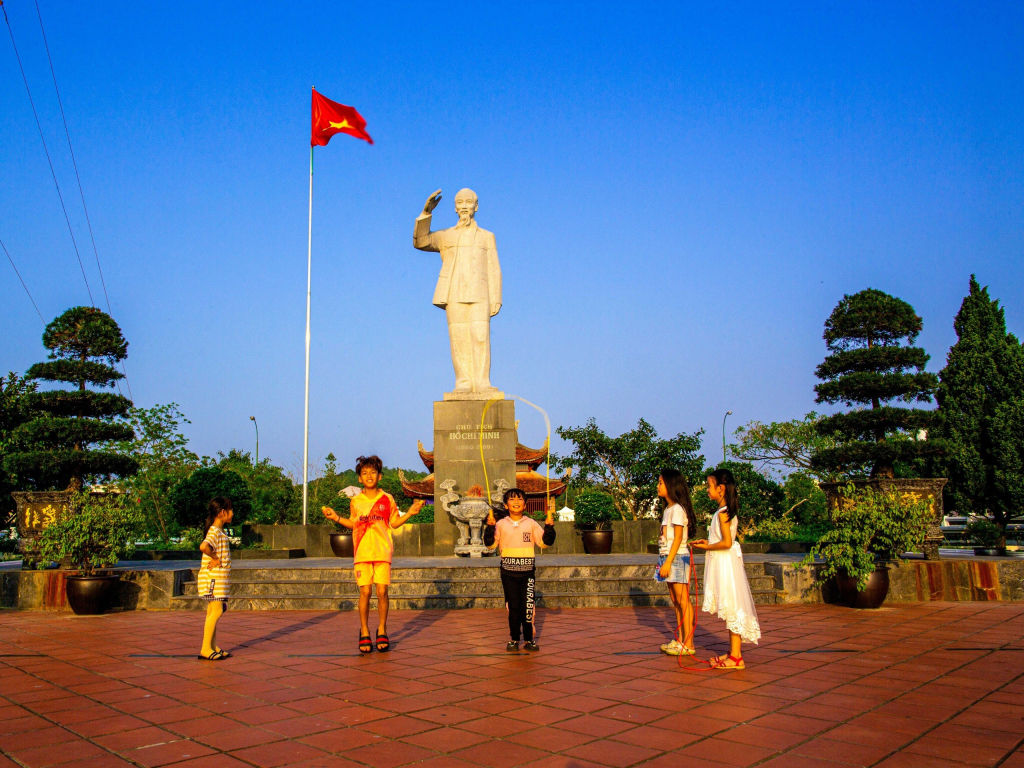 Thiếu nhi Cô Tô vui chơi dưới chân tượng đài Chủ tịch Hồ Chí Minh.