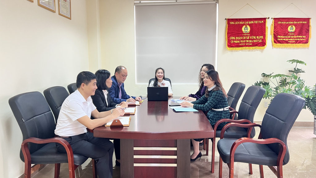 Cô giáo Nguyễn Thị Ngọc Lan chủ trì họp BCH Công đoàn trường Đại học Hạ Long.