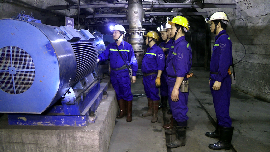 Lãnh đạo Công ty Than Thống Nhất kiểm tra hệ thống bơm tại hầm bơm mức -35.