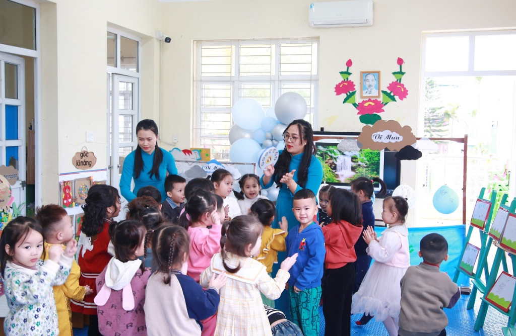 Giáo viên thi thực hành một hoạt động giáo dục tại điểm thi trường mầm non Tiên Lãng (Tiên Yên).