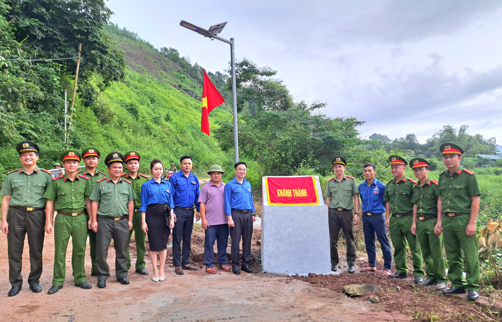 Thanh niên Công an tỉnh hỗ trợ lắp đặt đường điện chiếu sáng cho bà con...