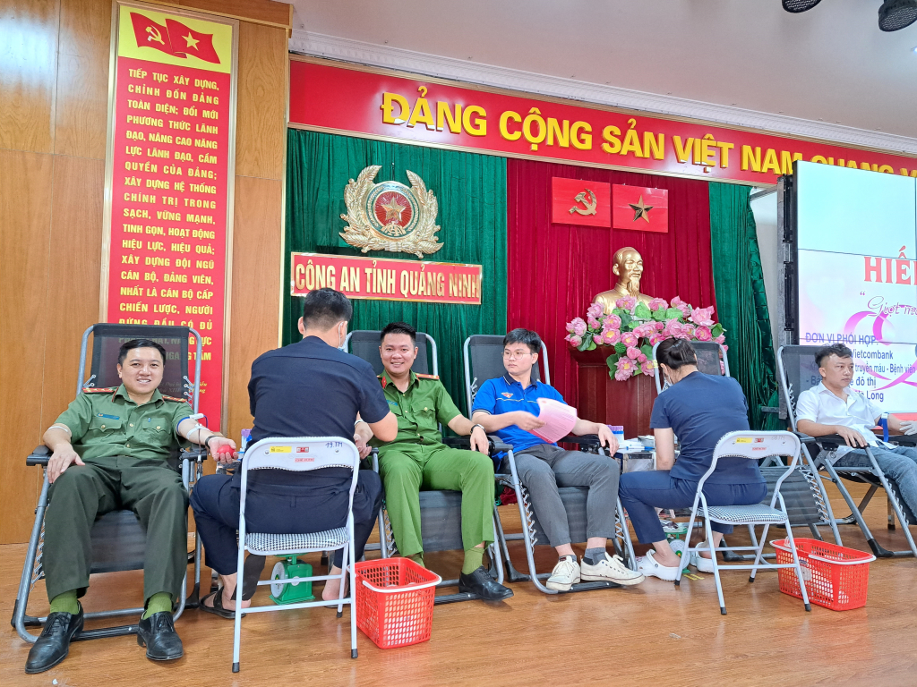 Thanh niên hiến máu nhân đạo