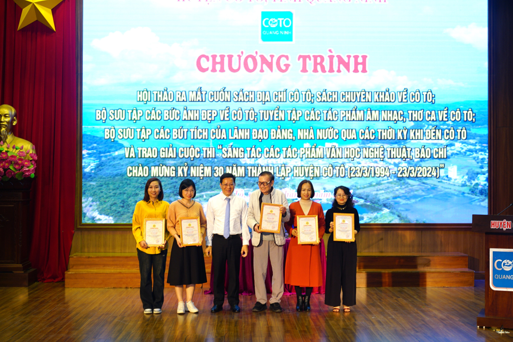 Trao giải cho các tác giả, nhóm tác giả đoạt Giải nhất Cuộc thi Sáng tác các tác phẩm văn học, nghệ thuật, báo chí kỷ niệm 30 năm Ngày thành lập huyện Cô Tô.