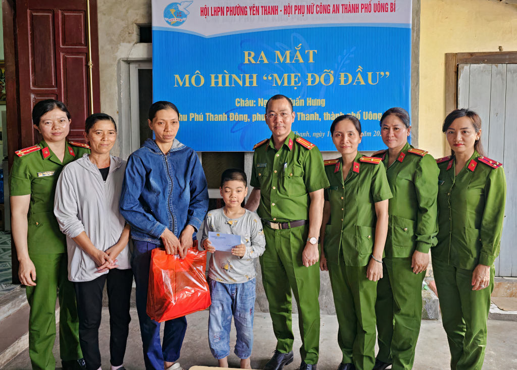 Hội Phụ nữ Công an TP Uông Bí trao hỗ trợ đỡ đầu cho em Nguyễn Tuấn Hưng ở phường Yên Thanh.