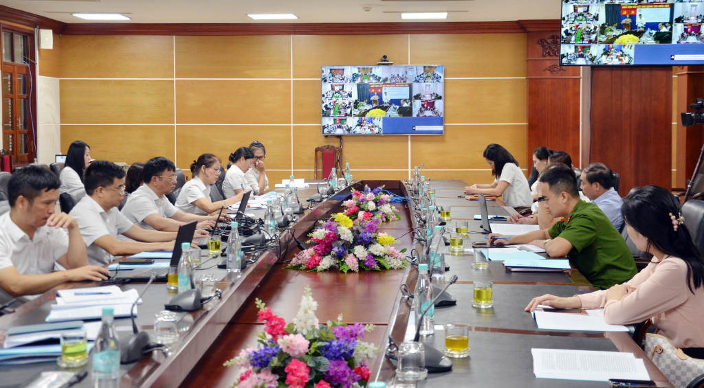 BHXH tỉnh cùng đại diện các sở, ban, ngành dự hội nghị trực tuyến toàn quốc sơ kết công tác chuyển đổi số theo Đề án 06 của Chính phủ tại điểm cầu Quảng Ninh, tháng 7/2023.