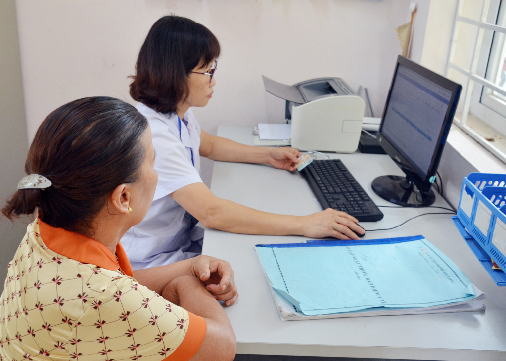 Người dân khám bệnh bằng CCCD gắn chíp tại Trạm Y tế xã Vũ Oai (TP Hạ Long).