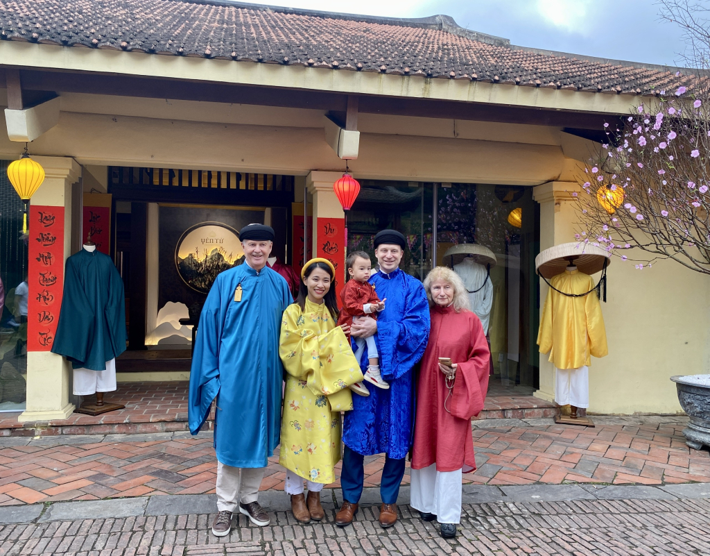 Khách quốc tế trải nghiệm văn hóa Việt Nam tại tại Đình Làng Nương (xã Thượng Yên Công, TP Uông Bí).