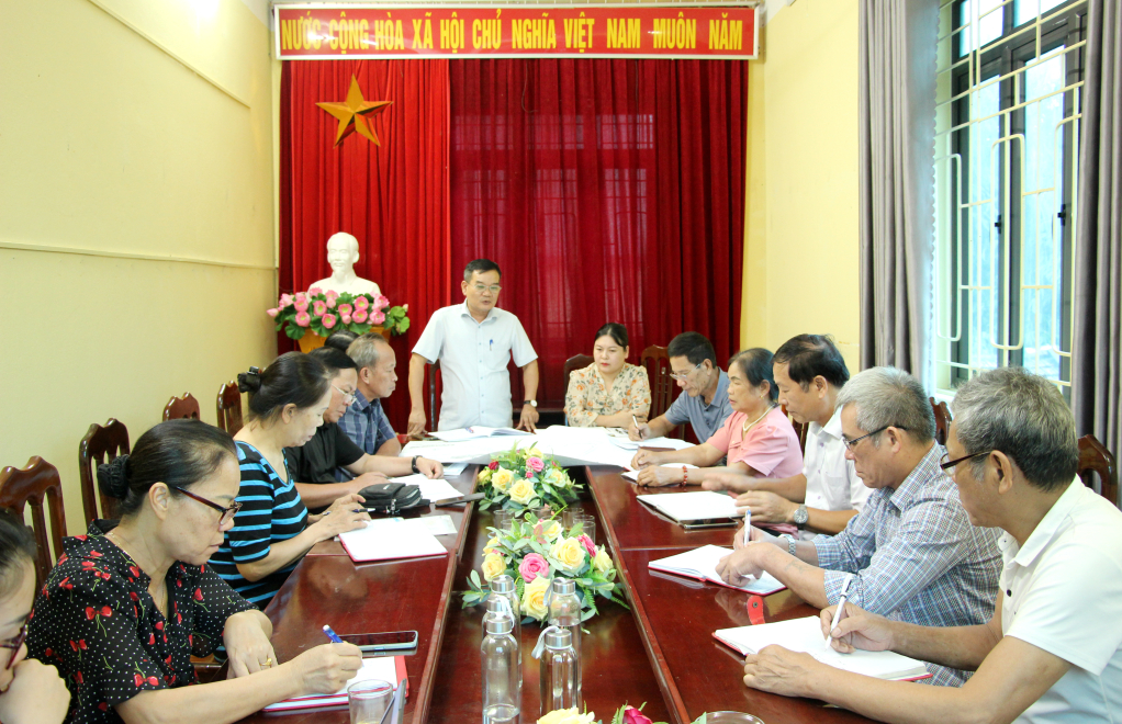 Ban giám sát đầu tư cộng đồng thị trấn Tiên Yên (huyện Tiên Yên) họp triển khai công tác giám sát các dự án trên địa bàn. Ảnh: Mạnh Trường