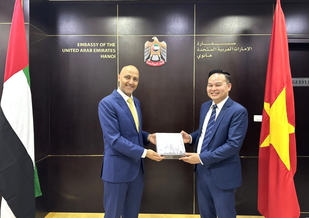 Ngài Đại sứ đặc mệnh toàn quyền các Tiểu vương quốc Ả Rập (UAE) tặng quà lưu niệm cho đồng chí Bí thư Huyện ủy Vân Đồn.