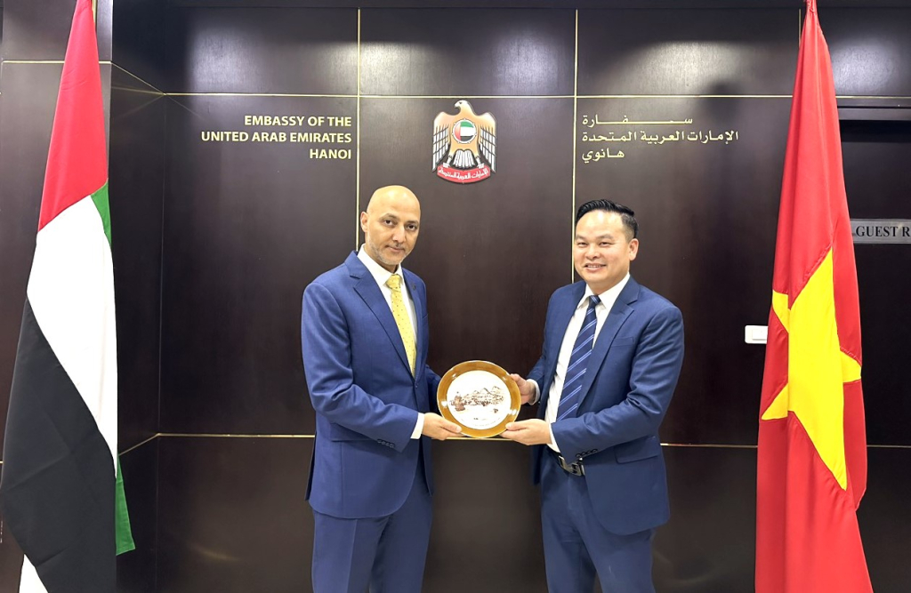 Đồng chí Bí thư Huyện ủy Vân Đồn tặng quà lưu niệm cho Ngài Đại sứ đặc mệnh toàn quyền các Tiểu vương quốc Ả Rập (UAE).