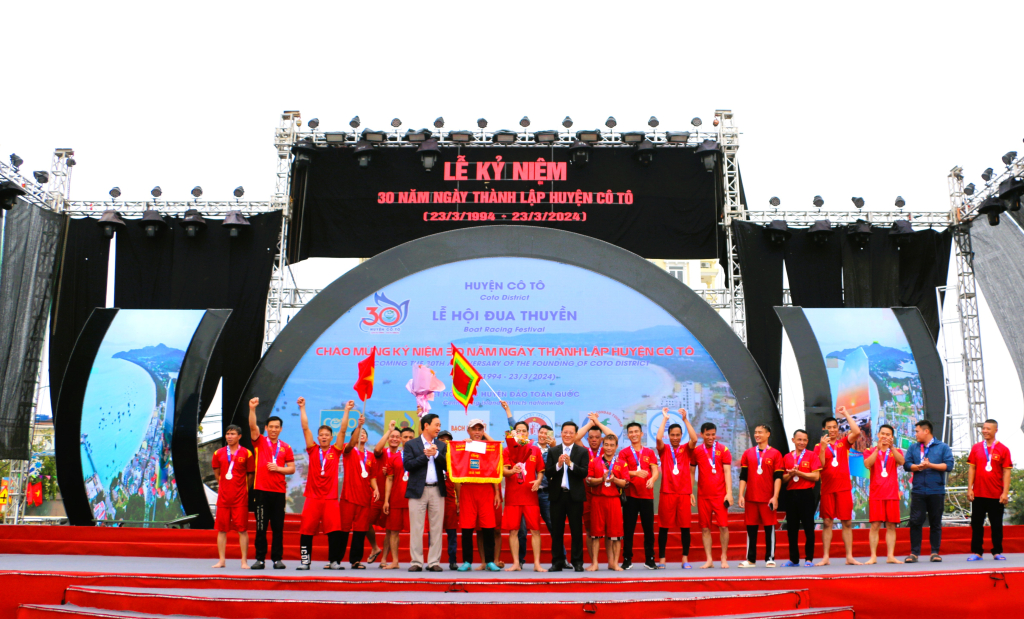 Đội đua huyện Vân Đồn xuất sắc giành giải nhất.
