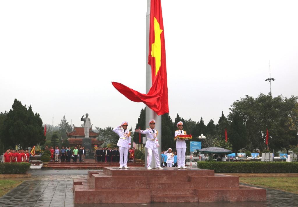 Các đại biểu tham dự Lễ thượng cờ Tổ quốc.