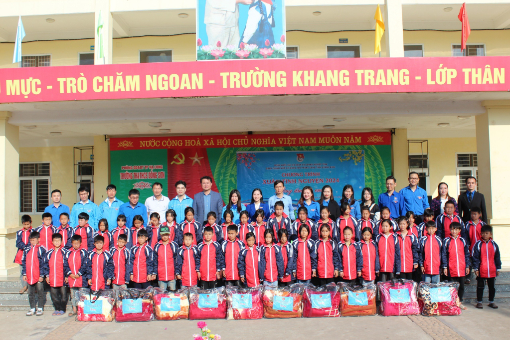Đoàn thanh niên Văn phòng UBND tỉnh tổ chức chương trình tình nguyện Mùa đông năm 2023 và Xuân tình nguyện năm 2024 tại xã Đồng Sơn, TP Hạ Long. Ảnh: Nguyễn Dung