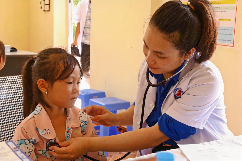 Đoàn Thanh niên Trung tâm Y tế huyện Tiên Yên tổ chức tư vấn và khám sức khỏe cho trẻ em trên địa bàn. Ảnh: Nguyễn Dung
