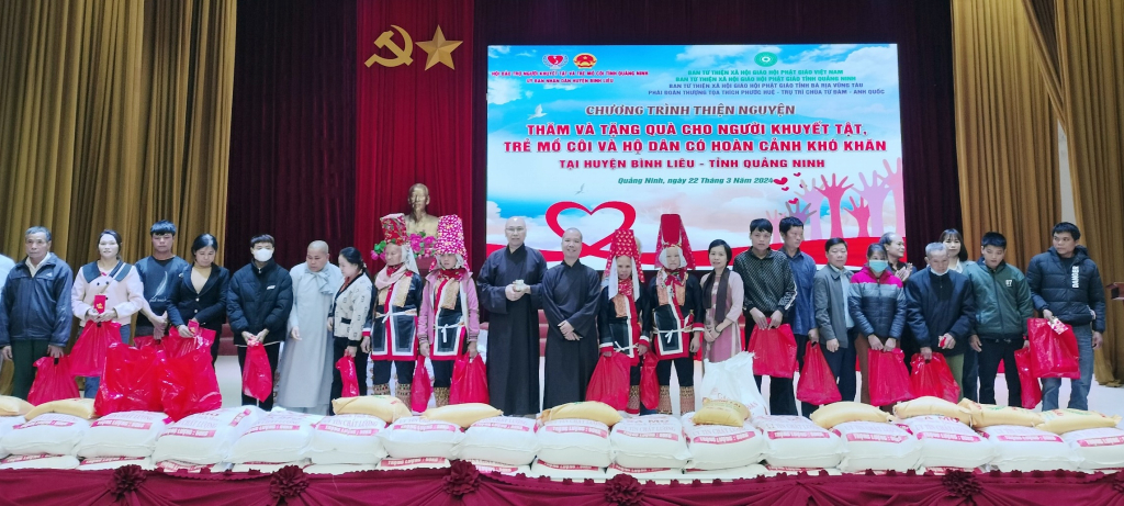 Đại diện Ban Từ thiện xã hội - Giáo hội Phật giáo Việt Nam tỉnh Quảng Ninh và Hội Bảo trợ NKT-TMC tỉnh, chính quyền địa phương cùng nhà hảo tâm trao tặng quà cho NKT, TMC tại huyện Bình Liêu.