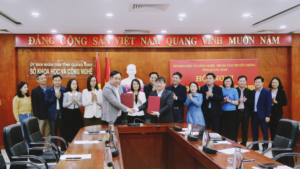 Lãnh đạo Trung tâm Truyền thông tỉnh và Sở KH&CN ký kết chương trình phối hợp tuyên truyền năm 2024.