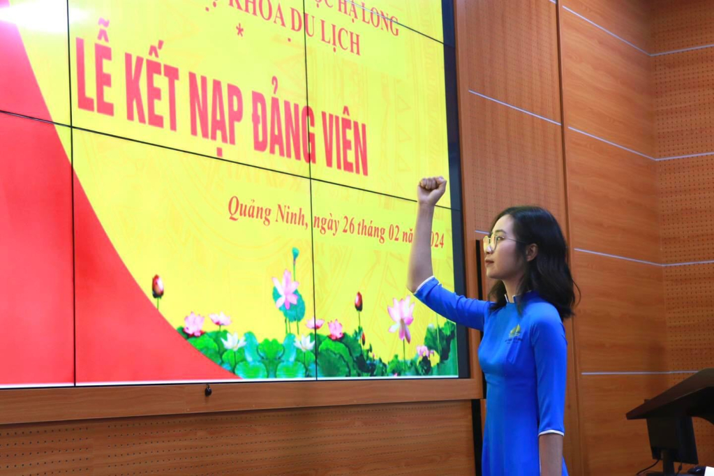 Đảng viên Dương Thị Nhung, sinh viên Lớp KS K5C, Khoa Du lịch, Trường Đại học Hạ Long tuyên thệ dưới cờ Đảng.