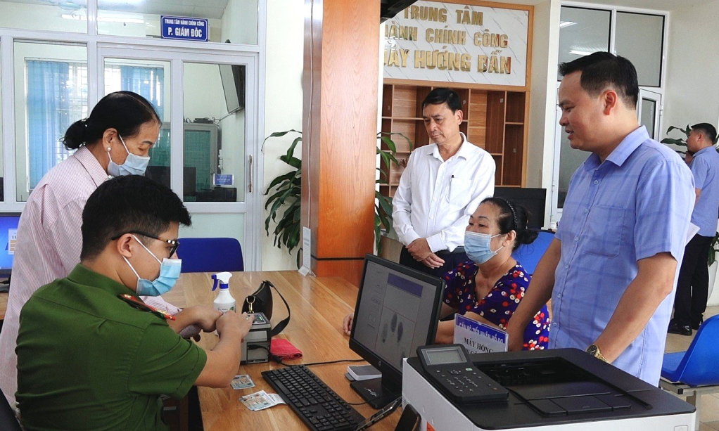 Đồng chí Trương Mạnh Hùng, Bí thư Huyện ủy Vân Đồn kiểm tra tại Trung tâm Hành chính công huyện Vân Đồn.