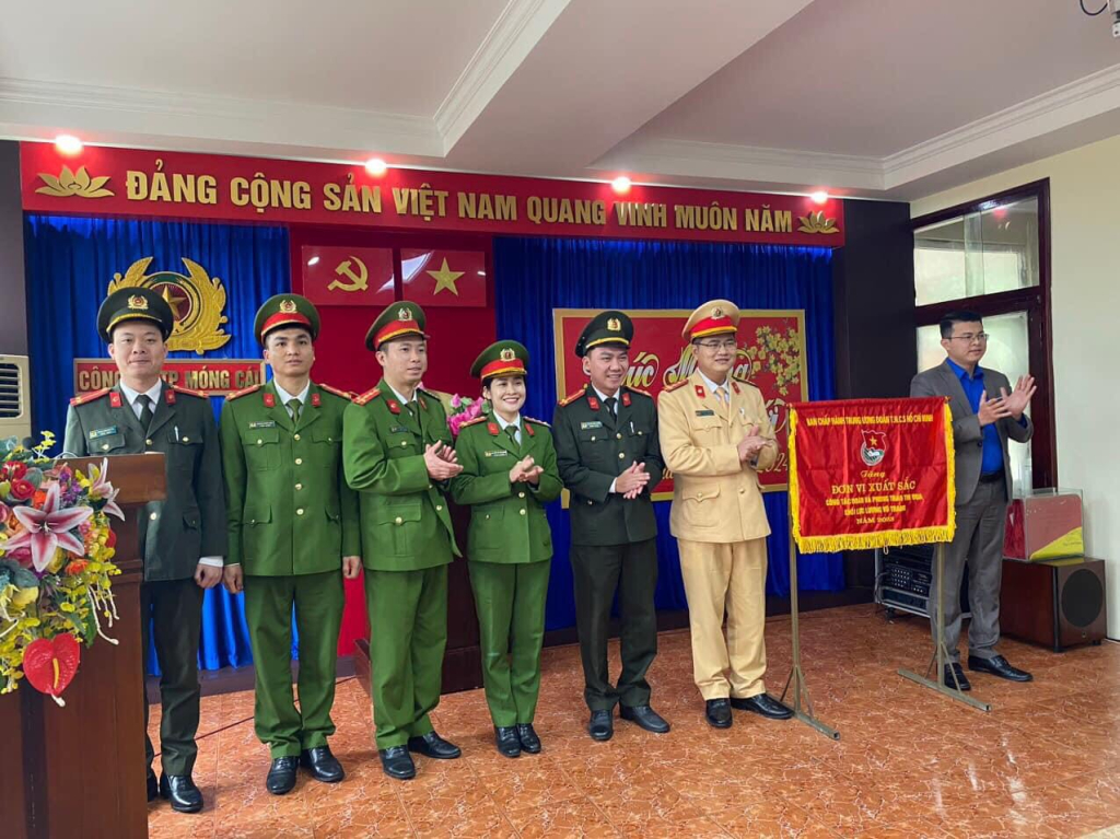Chi đoàn Công an TP Móng Cái được Trung ương Đoàn Thanh niên Cộng sản Hồ Chí Minh tặng cờ thi đua đơn vị