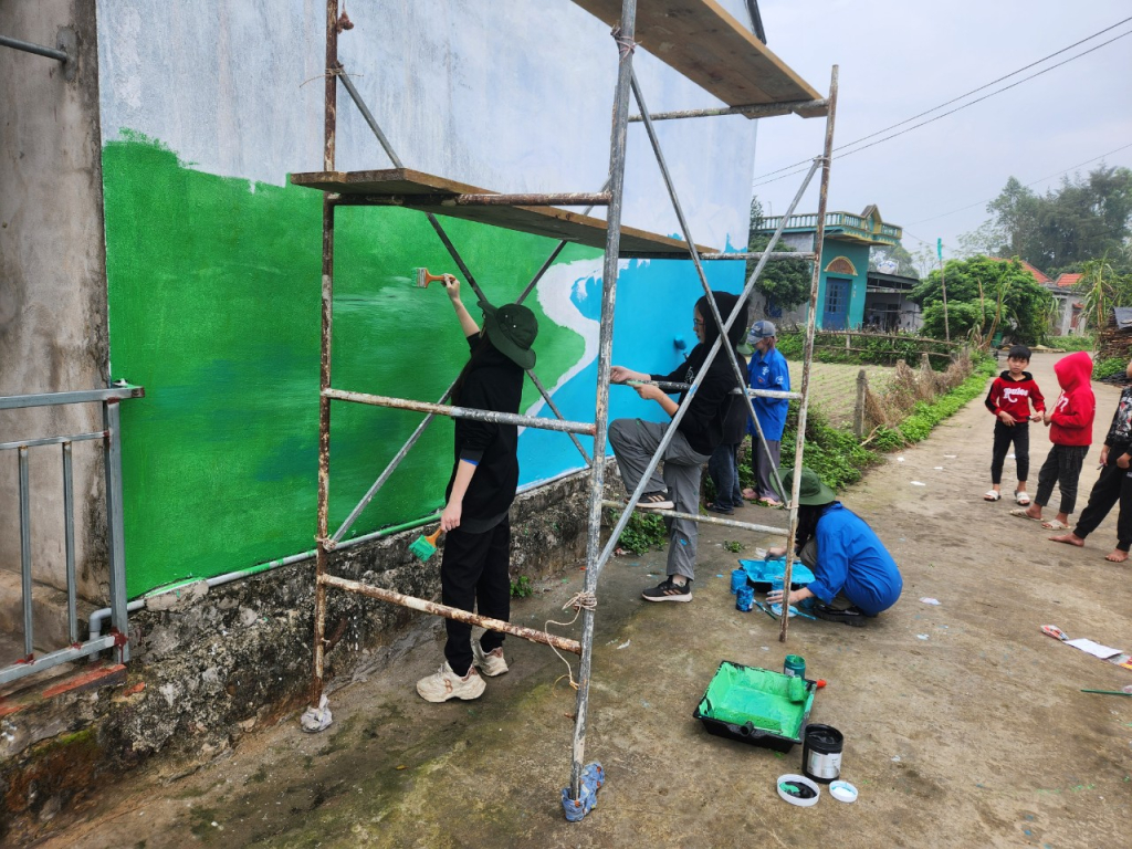 Vẽ tranh tường góp phần phát triển du lịch tại xã Vĩnh Thực