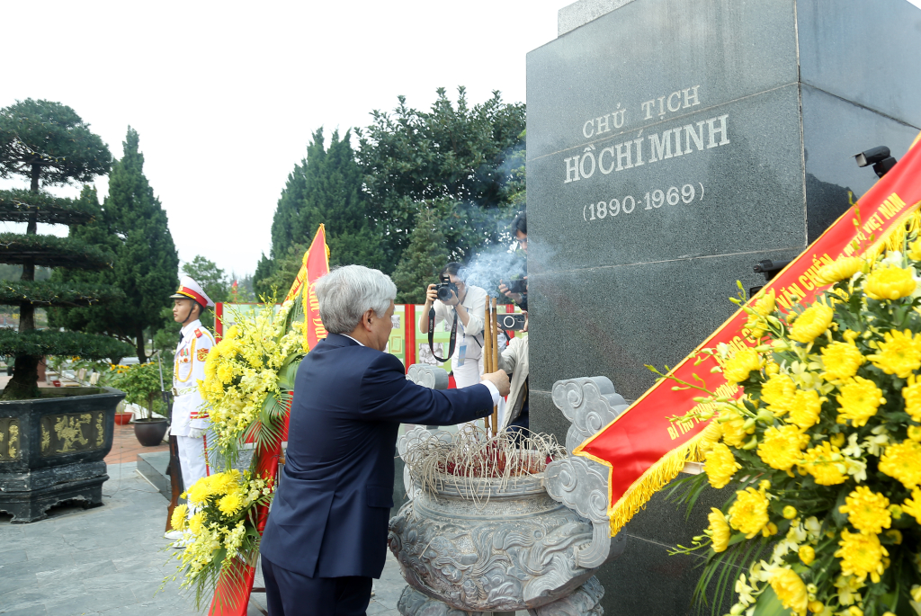 Đồng chí Đỗ Văn Chiến, Bí thư Trung ương Đảng, Chủ tịch Ủy ban Trung ương MTTQ Việt Nam, dâng hương tại tượng đài Bác Hồ trên huyện đảo Cô Tô.