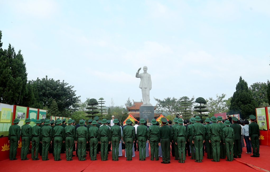 Trước anh linh của Chủ tịch Hồ Chí Minh, các đại biểu thành kính bày tỏ lòng biết ơn vô hạn công lao to lớn, sự hy sinh cao cả của Chủ tịch Hồ Chí Minh.